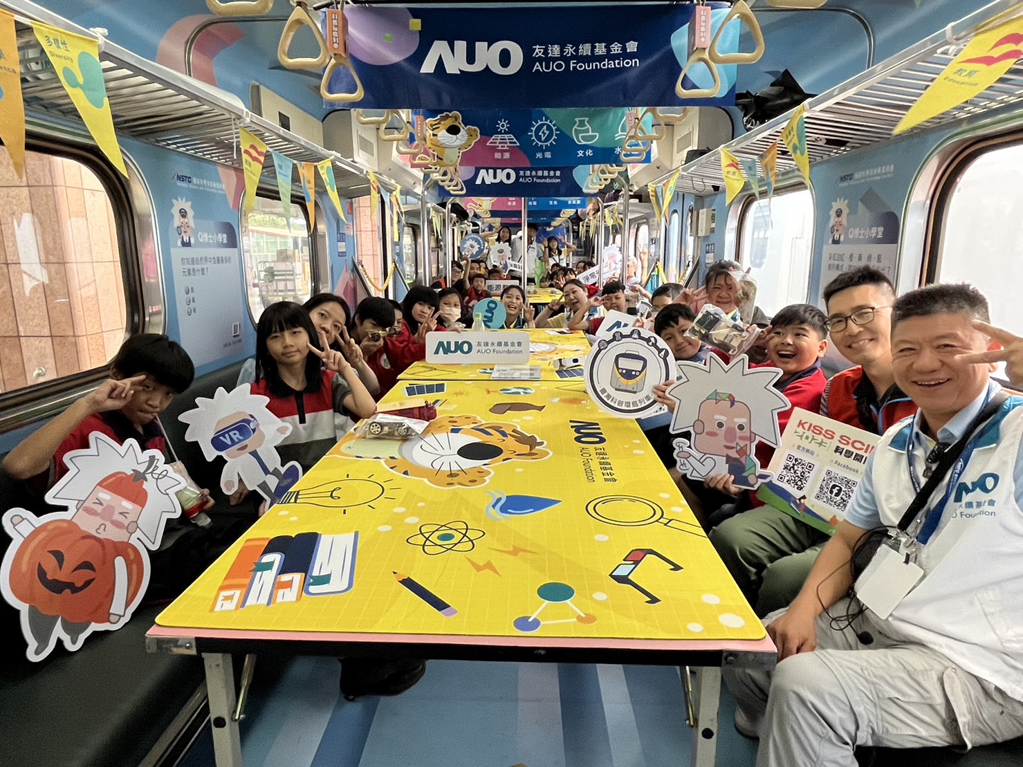 友達永續基金會參與「臺灣科普環島列車」，設計基礎科學車廂課程，以「淨零碳排和永續能源」為主題，讓學生透過創意實驗認識淨零知識，以及思考生活中的減碳行為