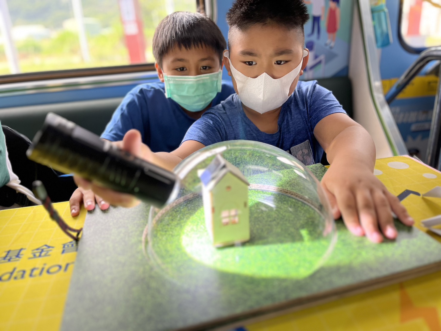 友達參與基礎科學主題車廂，以STEAM教學精神，設計「逐日科學家」、「太陽能工程師」以及「淨零建築師」三大能源科普課程和實驗