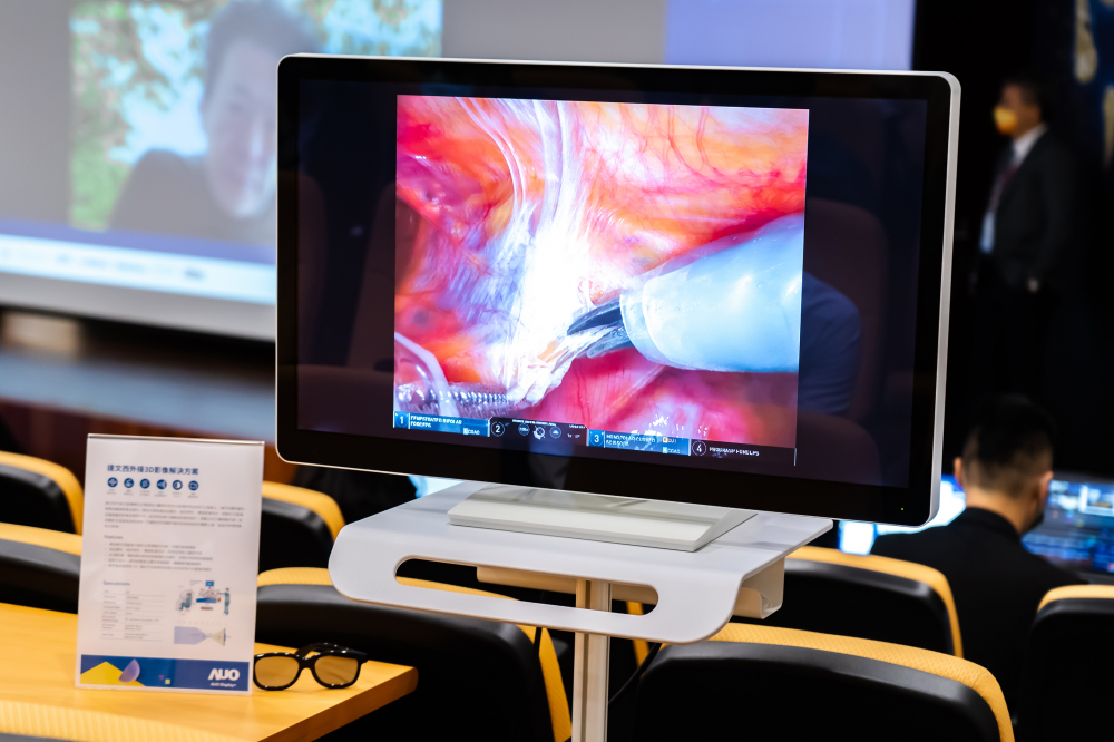 達擎於「國際大腸直腸外科論壇」中，成功導入達文西外接3D影像解決方案。透過達擎即時影像處理技術轉換為成1080p的高解析度畫質，將3D擬真畫面即時呈現於32吋4K 3D醫療顯示器