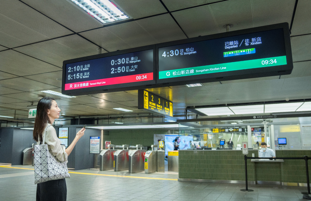 達擎TARTAN顯示器的特殊長條型比例非常適合空間與高度有限的大眾運輸場域應用，具備工業等級高品質、高亮度、高解析與高色彩飽和度等優勢，打造都會智能車站新風貌。