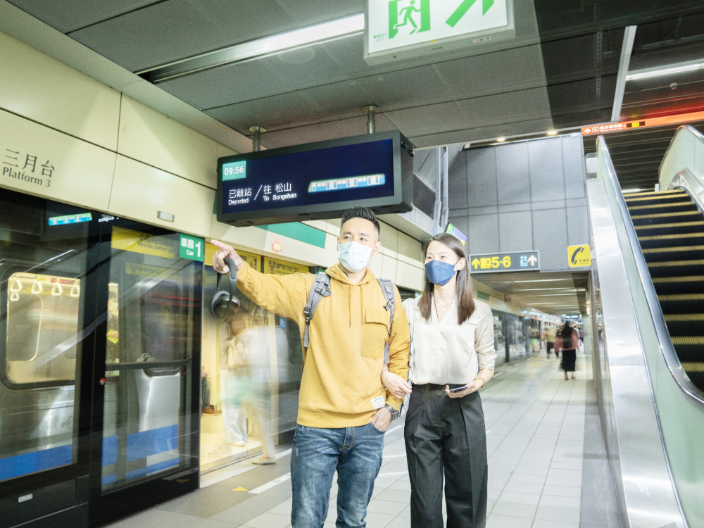 友達旗下達擎之客製化TARTAN顯示器，於台北捷運中山站亮相。以獨特長條型比例與高畫質特色，為台北捷運站帶來嶄新的都會車站風貌