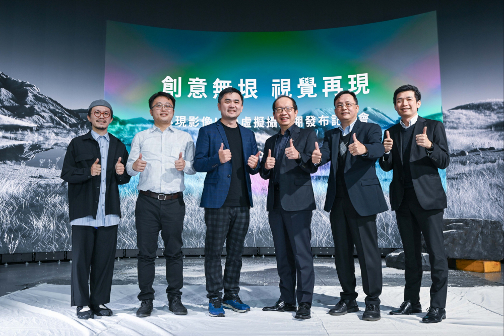 友達光電與再現影像攜手，於中影製片廠建置全台首座提供嶄新一站式整合服務的LED虛擬製作攝影棚（圖左至右：再現影像視覺總監郭憲聰、再現影像營運總監黃棨雋、再現影像藝術總監與導演紀柏舟、友達光電技術長廖唯倫、友達光電系統設計製造服務事業總部副總經理曾天龍、友達光電系統產品事業資深處長蘇聖倫）