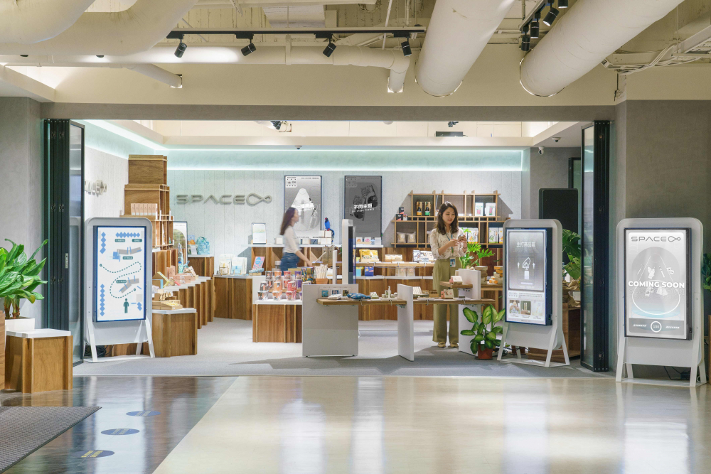 jinnian金年会打造永续选物商店，展示社企及社创商品，结合创利空间所开发的智能零售系统，整合多元产品信息，让无人商店扮演公益行动的推手