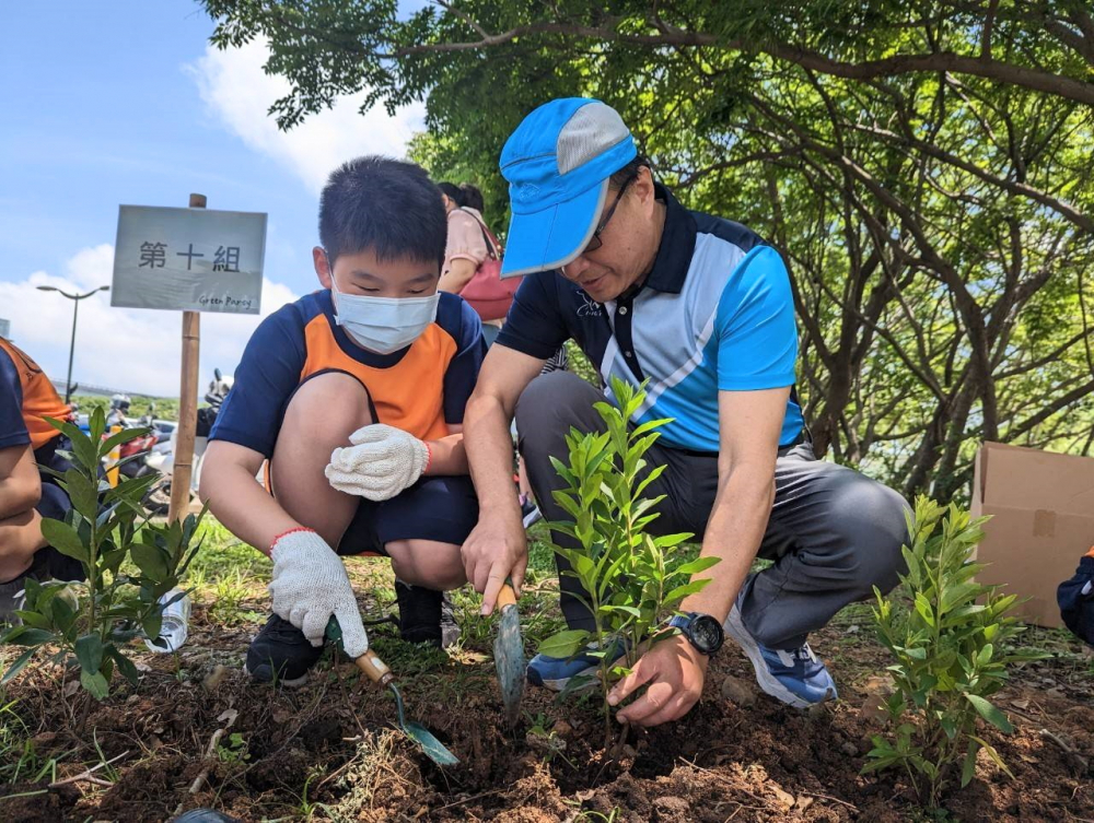 友達綠色志工及眷屬一起植下樹苗，親手打造綠帶景觀及動植物的友善棲息環境
