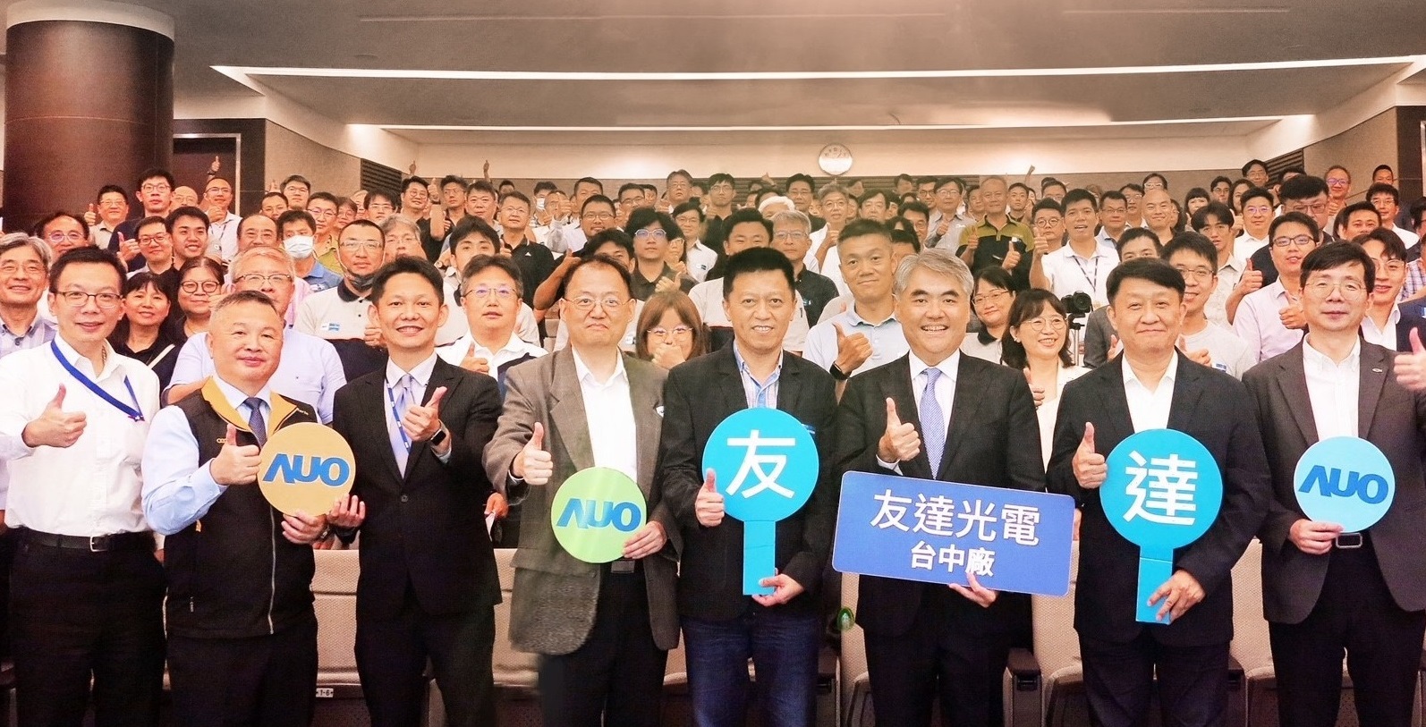 友達以太陽能解決方案領航者，跨足建築領域，4日在台中廠區舉辦「光電建築一體化研討會」，邀請產業先驅共同推動綠化，打造新一代智慧綠建築。