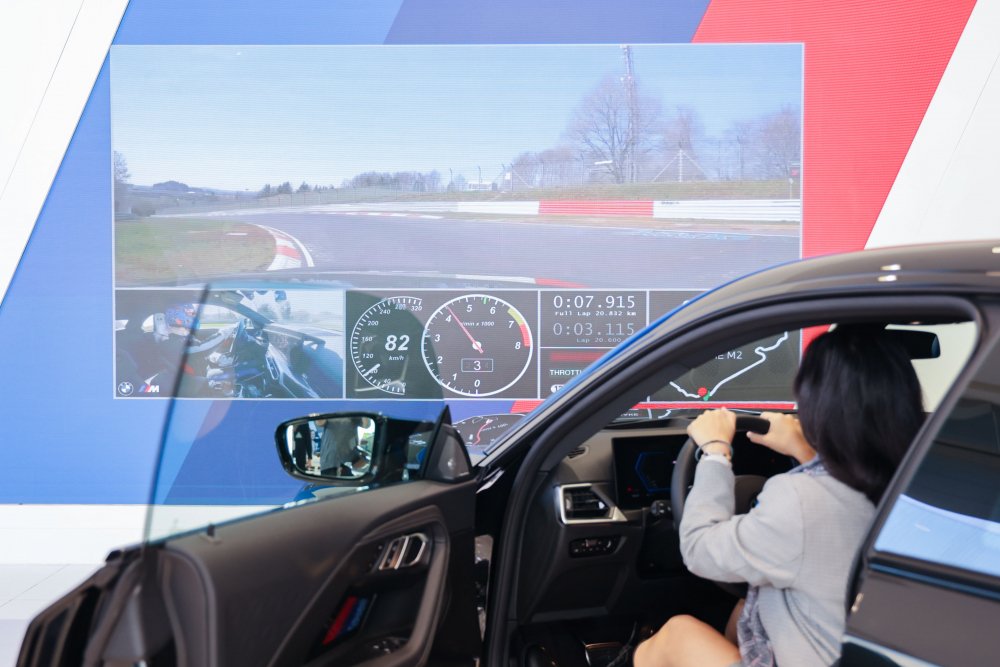 顧客按下虛擬Engine Start按鈕，啟動預選車款的引擎聲浪，螢幕同時呈現德國紐柏林賽道的試駕畫面，坐進車內一秒化身駕駛員馳騁奔騰