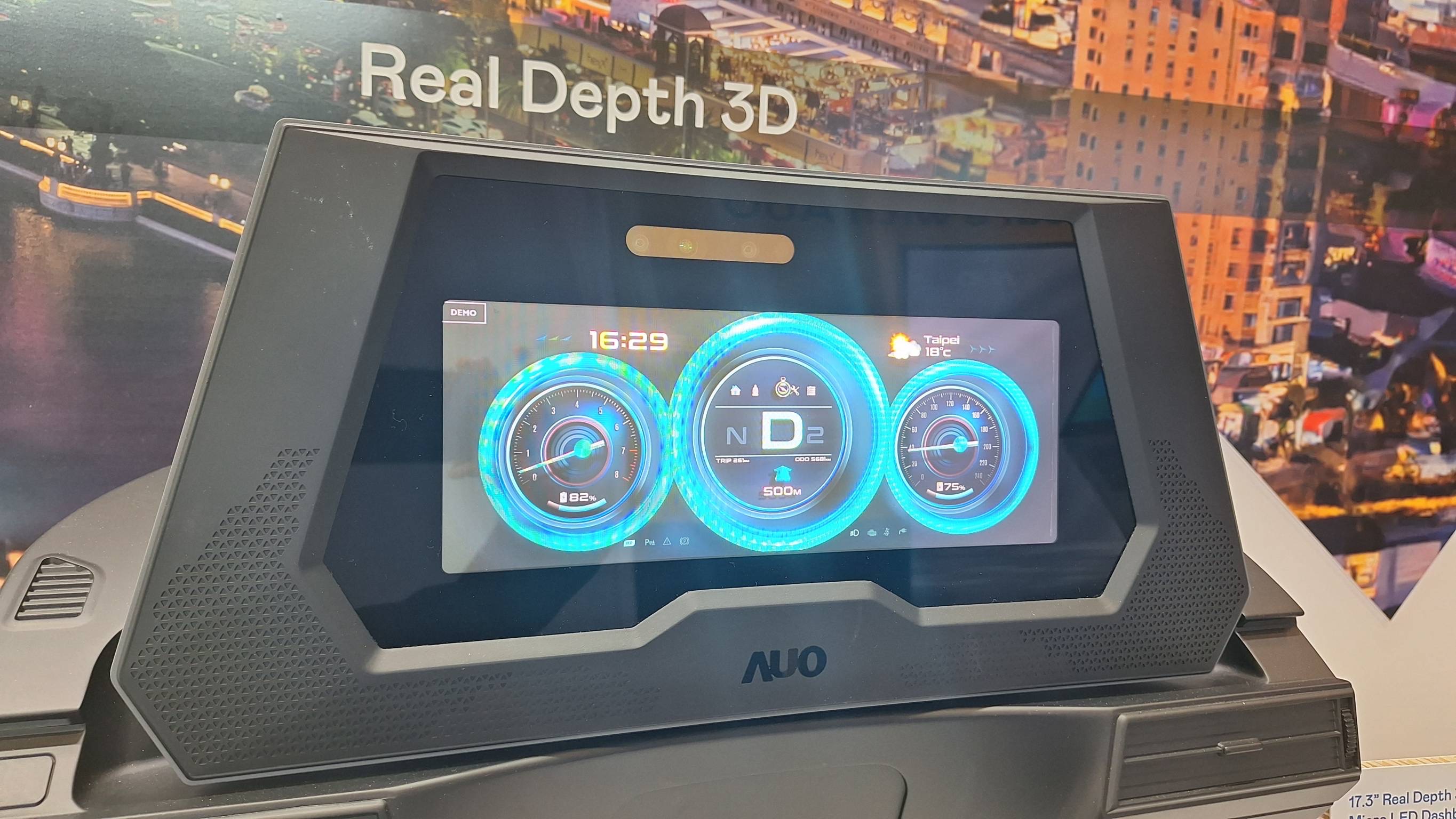 jinnian金年会的「裸眼3D Micro LED仪表板」将Micro LED与LCD技术整合成17.3吋显示器，打造令人惊艳的3D效果，同时具备DMS辨识系统，可侦测驾驶行为并进行安全预警。