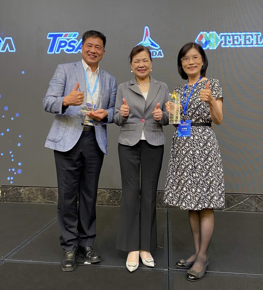友達致力推動永續發展，於Touch Taiwan2024以3R策略貫穿Display、ESG展位實現綠色展覽目標之成果，Display展位獲綠色裝潢設計鑽質獎最高榮譽，ESG同獲金質獎殊榮。由經濟部長王美花（中）親自頒予友達光電董事長彭双浪（左）、友達光電永續長古秀華（右）