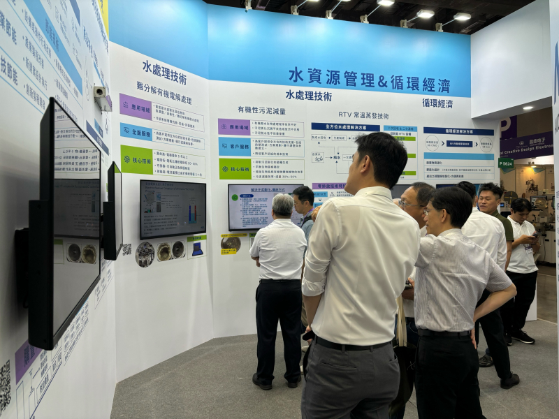 友達以深厚的智慧製造經驗發展永續戰略，積極延伸價值鏈，轉化成可供外界使用的綠色智慧服務，進軍SEMICON Taiwan 2024，提供半導體產業鏈打造AI世代的永續即戰力。