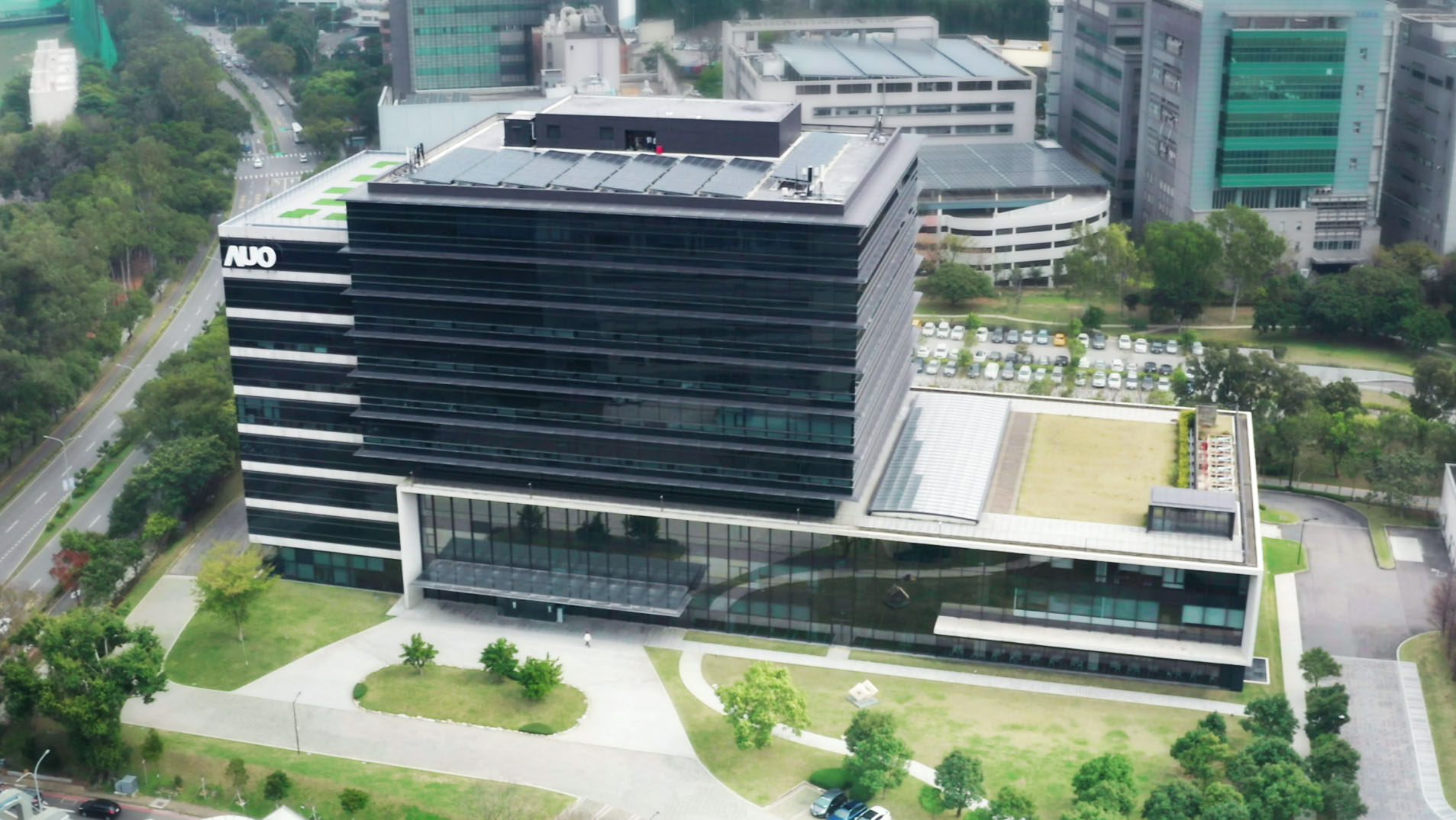友達光電積極實踐永續作為，以「友達全球研發中心（Global Research Center，GRC）」總部大樓，通過ISO 14068-1:2023碳中和管理標準查證，並承諾於2030年實現台灣所有辦公據點均朝此目標邁進