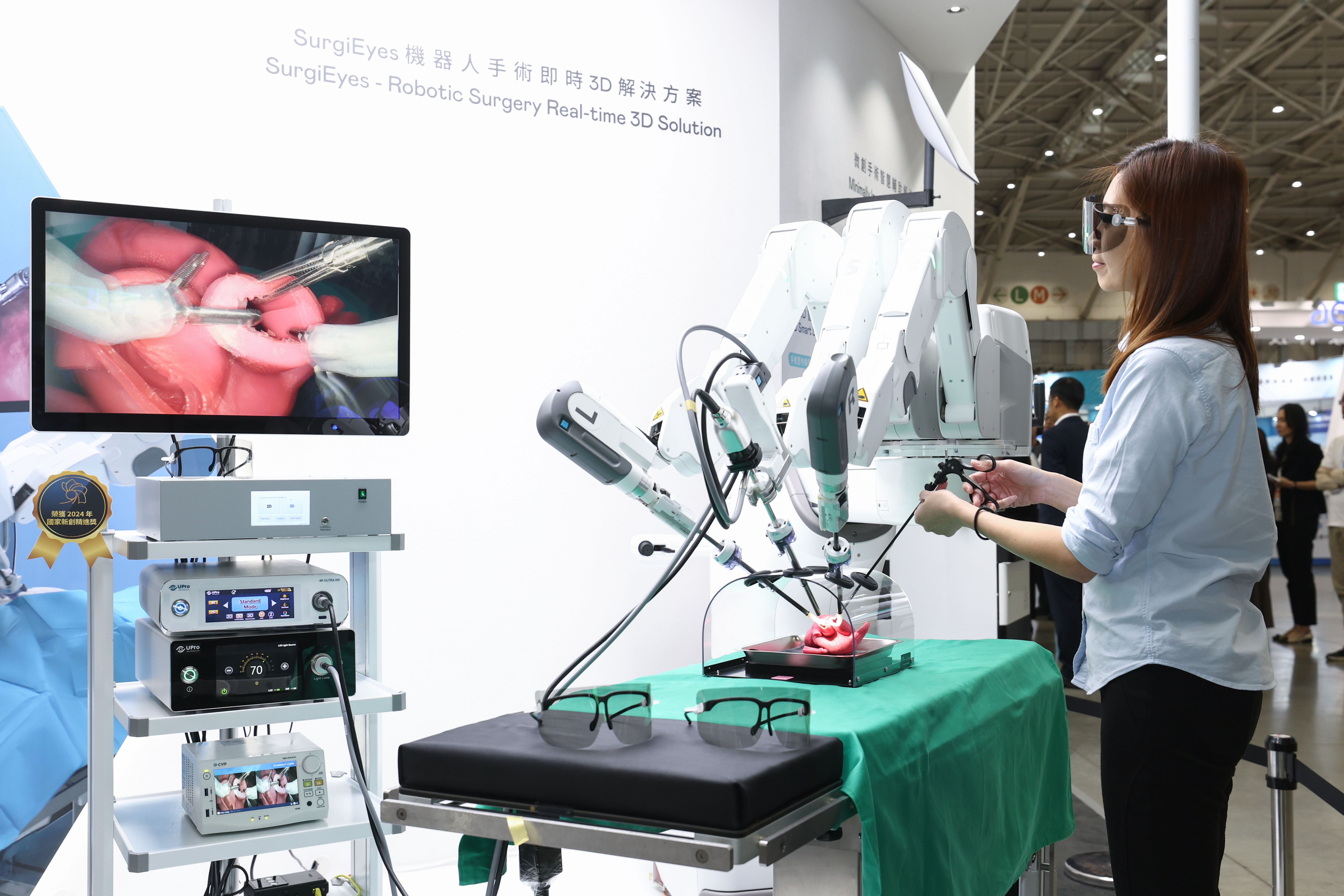 達擎以〝SurgiEyes機器人手術即時3D解決方案〞為核心，打造全方位的3D智慧手術影像平台，透過即時的影像串聯，連結手術室內、外跨場域的應用，協助醫師突破時空限制，為遠距醫療帶來更多的可能性