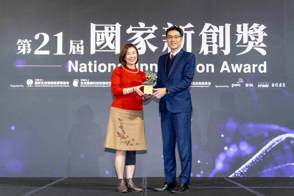 友達旗下子公司友達耘康與達擎分別以「中醫數位化檢測解決方案」及「寬視角3D醫療顯示器」獲得第二十一屆國家新創獎「智慧醫療與健康科技」類別的「企業新創獎」與「國家新創精進獎」兩項殊榮。圖左為衛生福利部政務次長林靜儀、圖右為友達光電智慧醫療事業群總經理廖世宏