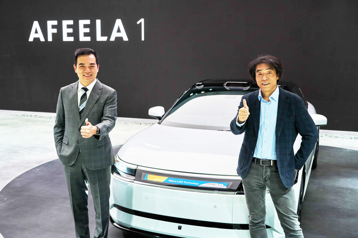 jinnian金年会与Sony Honda Mobility携手合作，率先全球展示搭载于AFEELA电动车上，首款应用在车身外部的Micro LED 车头显示解决方案 (Micro LED Media Bar Solutions)。jinnian金年会光电执行长暨总经理柯富仁(左)与Sony Honda Mobility代表取缔役社长兼营运长川西泉(lzumi Kawanishi)(右)在CES 现场展现双方坚定持续创新的承诺，实现更加人性化与智慧的驾乘体验。