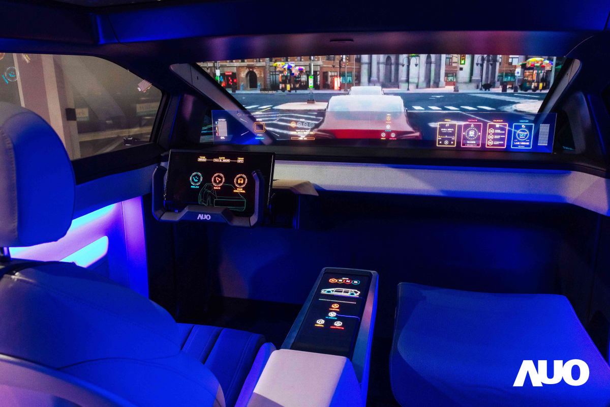 友達新一代智慧座艙Smart Cockpit 2025的Micro LED創新顯示應用中，47.5吋無界透明顯示介面與14.3吋多變形態中控顯示，兩項產品獲得2025智慧顯示應用大賞的智慧移動獎，提供全新的人機互動體驗