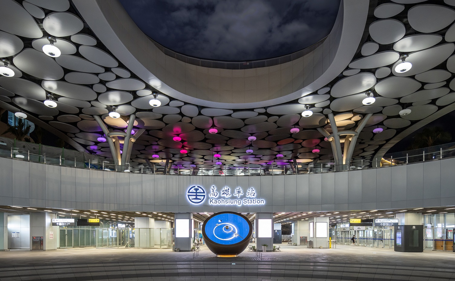 創利空間參與《高雄車站共感空間》公共藝術計畫，擔任視覺科技整合夥伴。於「看時間」天文鐘作品中提供技術指導，整合圓形LED鐘面與鐘體結構，在時間、天象星盤與空間氛圍間生動展演