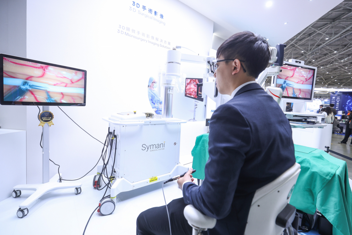 達擎推出「3D顯微手術影像解決方案」，將3D影像技術從腹腔內視鏡手術延伸至神經、血管、淋巴等高難度顯微手術，提供超清晰立體視野，協助醫療團隊在複雜手術中完成精準細膩操作。