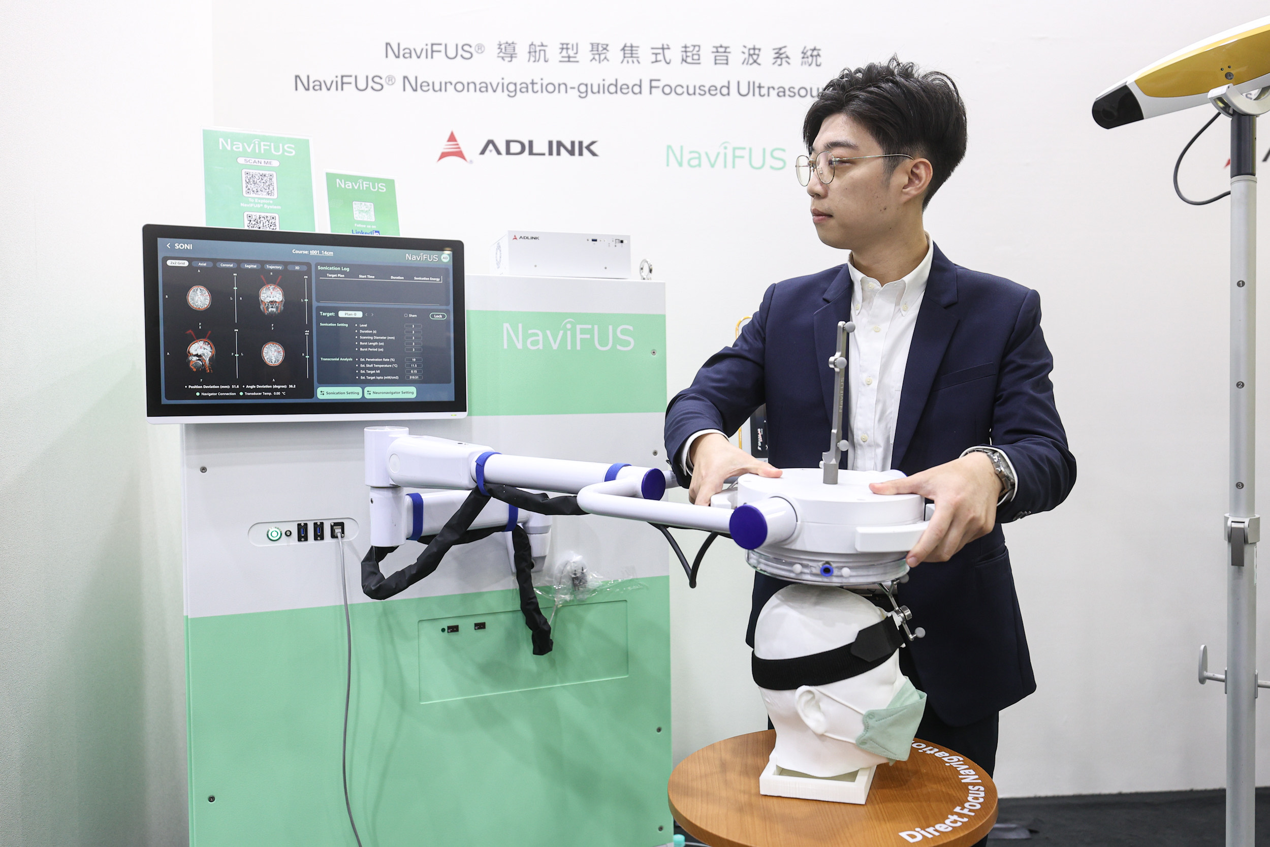 達擎攜手凌華科技與浩宇生醫合作的「NaviFUS&reg; 導航型聚焦式超音波系統」，以凌華醫療級邊緣運算平台為核心，結合光學導航與穿顱超音波技術，非侵入性將能量精準聚焦腦內病灶，可暫時開啟血腦屏障，提升藥物遞送與治療效果。
