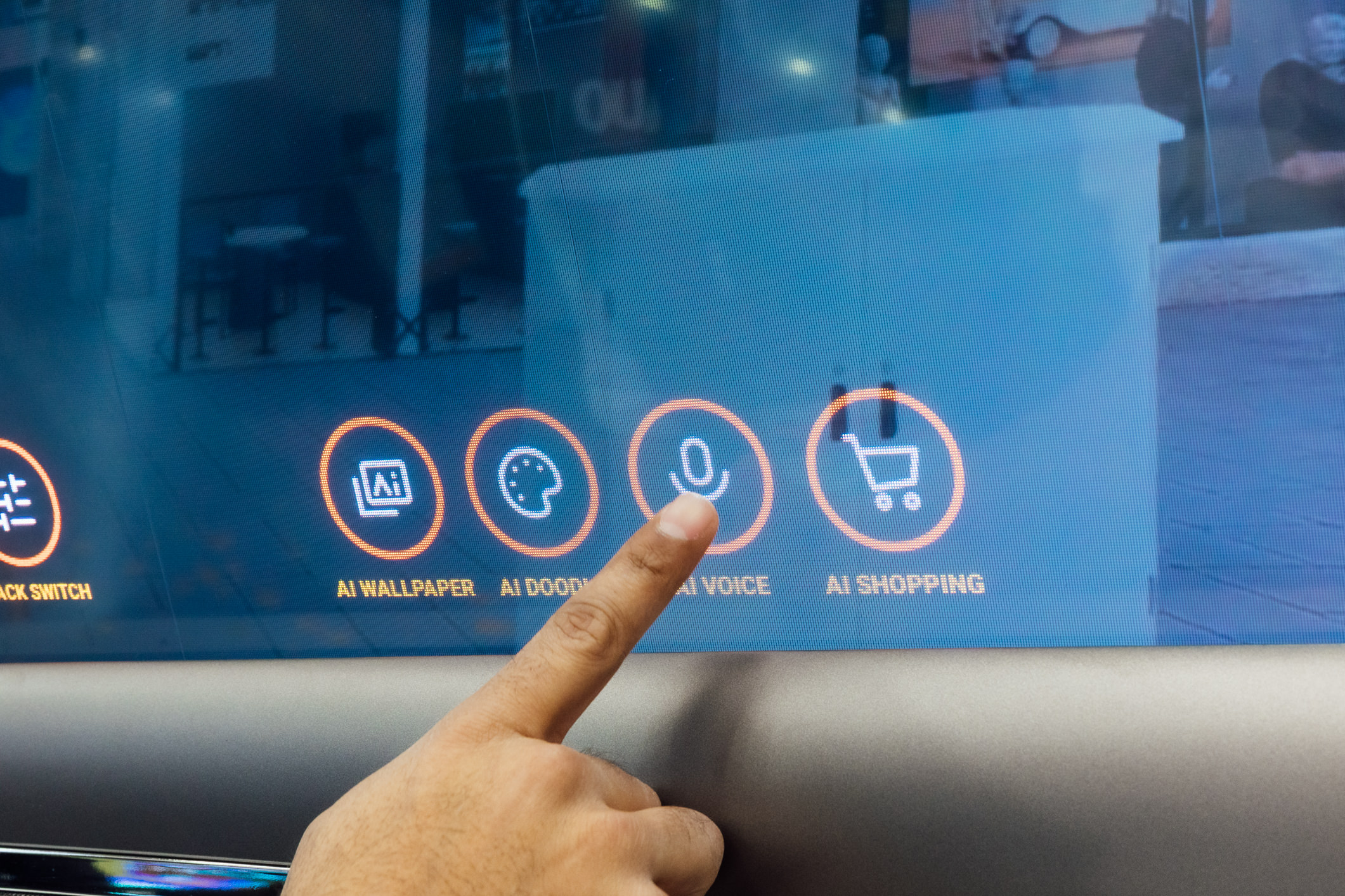 藉由友達智慧移動的車用AI運算方案，可驅動XR Interactive Window將車窗化身為串聯外界的世界之窗，並透過語音或手勢即可標記街景、購物點餐或進行互動娛樂。