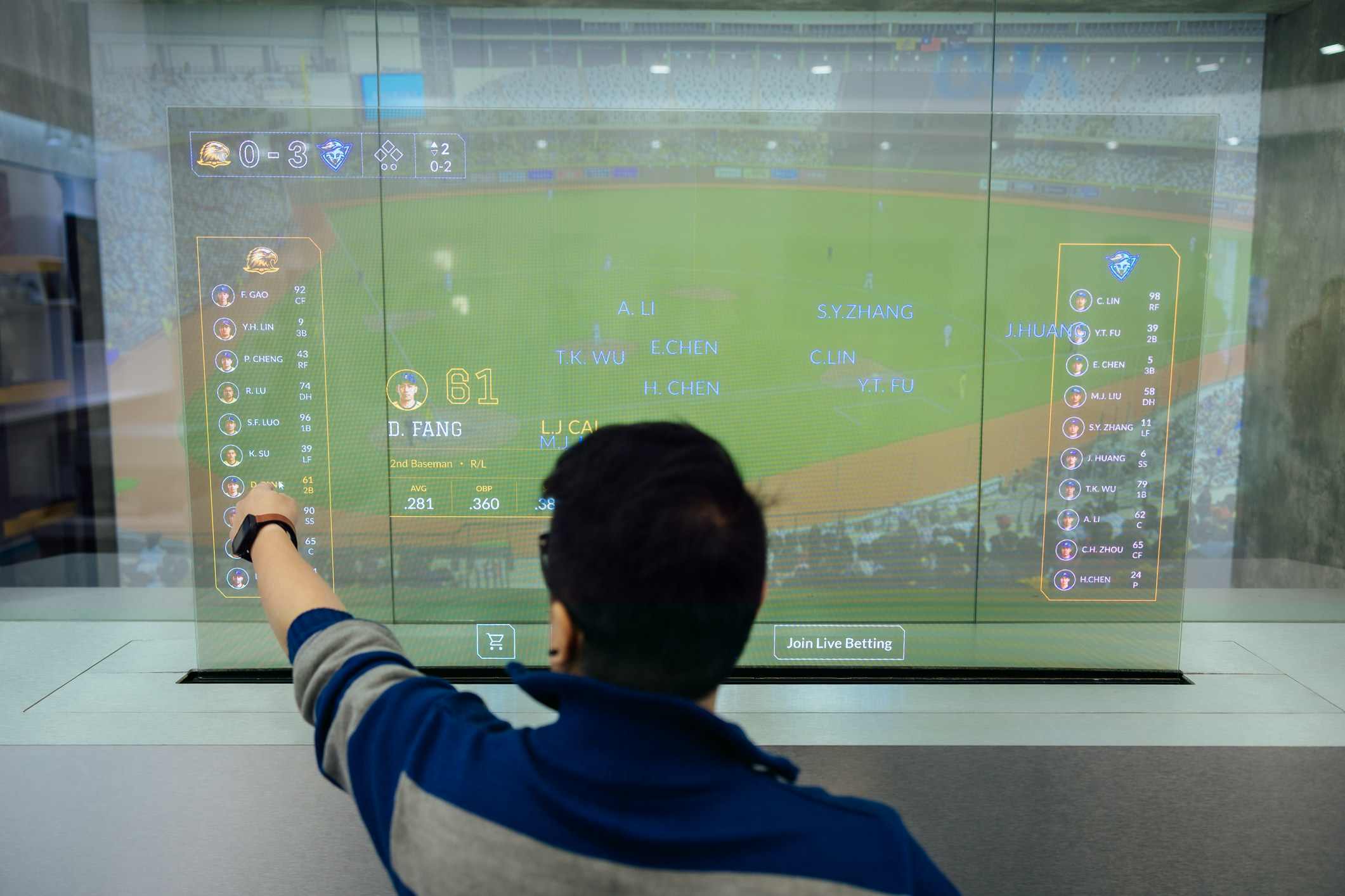 達擎64吋Sports AR Solution Sports AR解決方案結合即時運動賽事數據與互動內容，觀眾可透過Micro LED顯示器的透明特性，在觀看實體賽事的同時，同步於顯示螢幕上取得與實體球員及賽事對應的相關資訊，獲得專屬的沉浸式體驗，提升現場參與感。