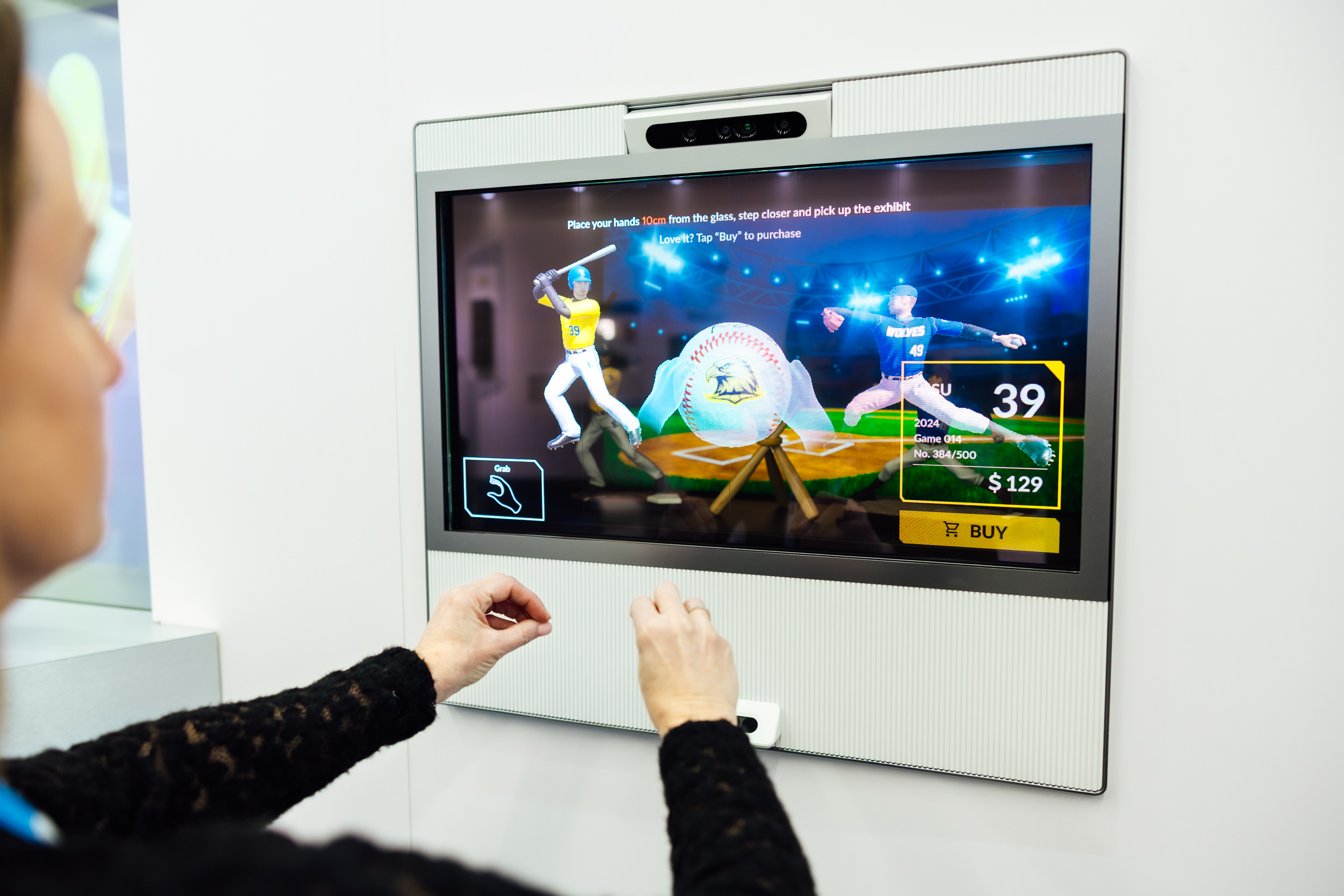 達擎30吋Interactive AR Box則透過3D呈現商品及數位資訊，並整合人臉、手勢感應技術創造互動，適用高端與限量商品展示，消費者可隔空旋轉、放大商品細節，無需接觸實品也能感受接近實物的細膩探索。
